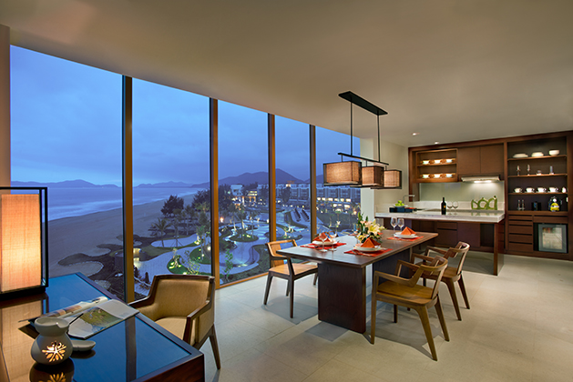 52158668-h1-anvnlc_sn_0213_groom_2bdloft_dining_room