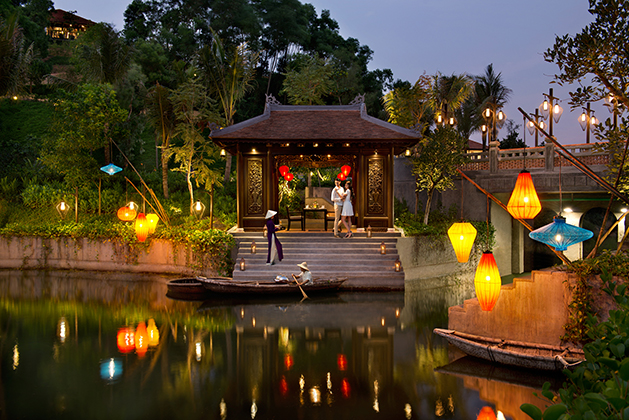 54383761-h1-bt_destination_dinning_boat_dock_with_talent_5_mb